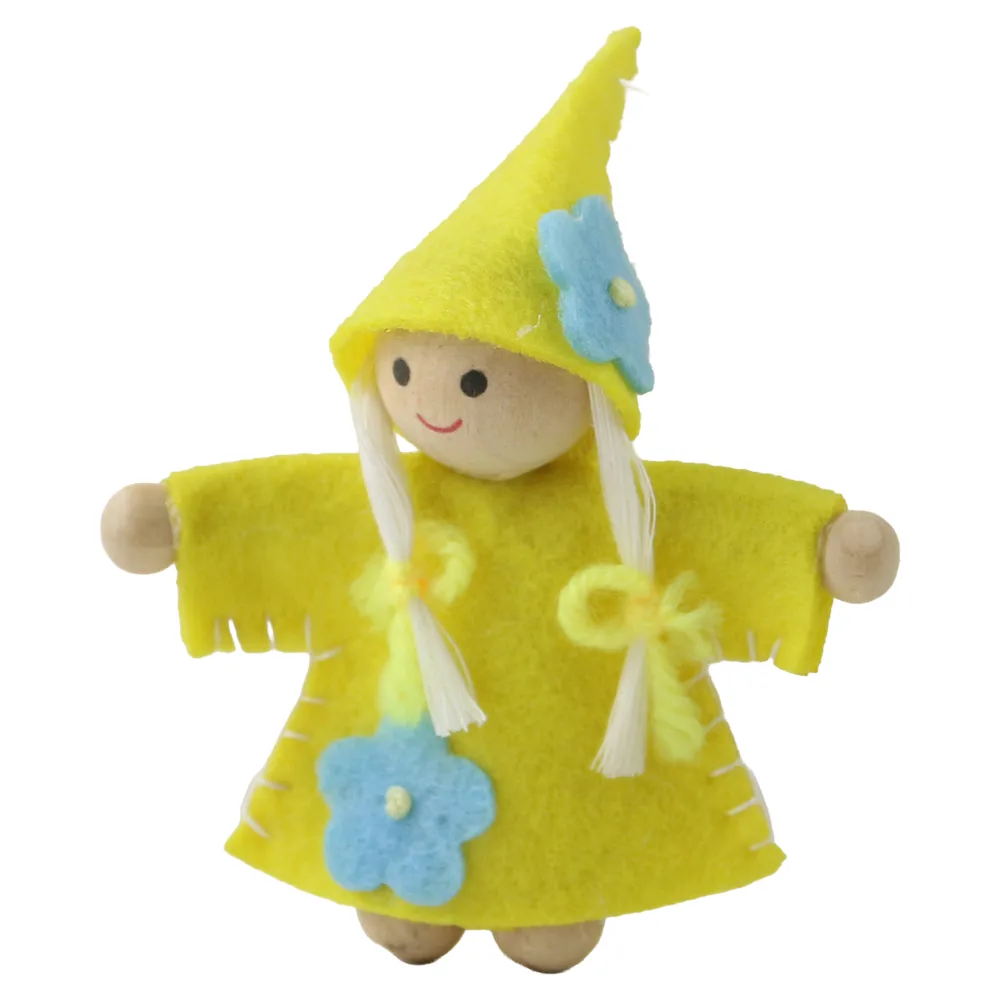 Figurina fetita din pasla si lemn 8 cm Figurina fetita din pasla si lemn 8 cm