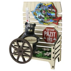 Decor din lemn "Romania" caruta cu termometru si urs 13.5 x 17 cm