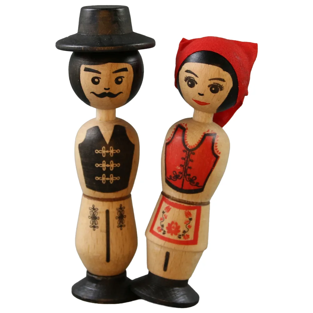 Set 2 figurine din lemn in port popular secuiesc 12 cm Set 2 figurine din lemn in port popular secuiesc 12 cm