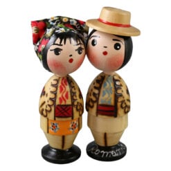 Set 2 figurine magnetice retro "Pupaciosii" in port romanesc 12 cm