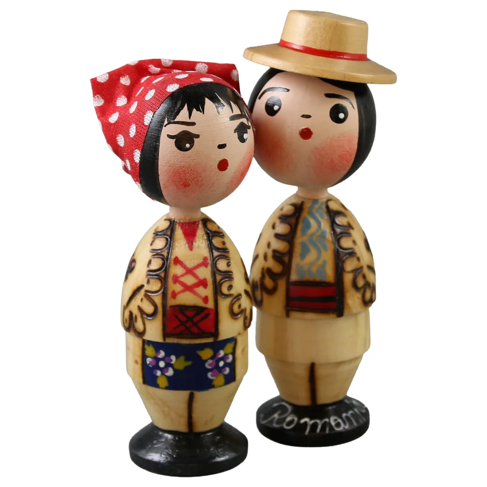 Set 2 figurine magnetice retro "Pupaciosii" in port romanesc 12 cm Set 2 figurine magnetice retro "Pupaciosii" in port romanesc 12 cm