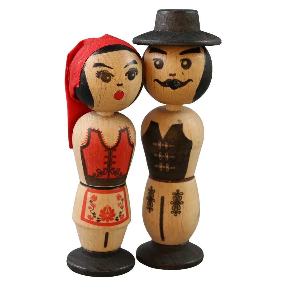 Set 2 figurine magnetice retro "Pupaciosii" in port secuiesc 12 cm Set 2 figurine magnetice retro "Pupaciosii" in port secuiesc 12 cm