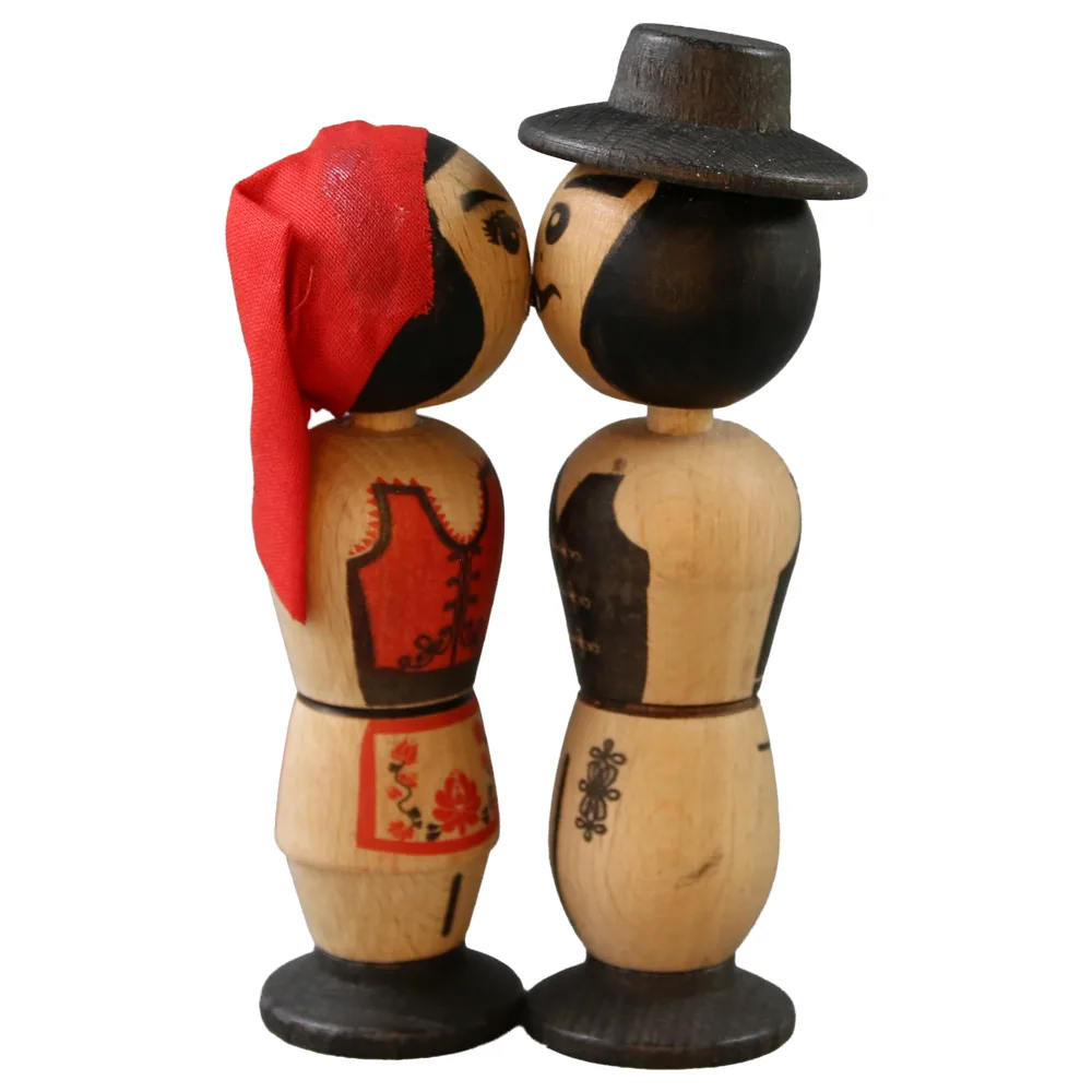 Set 2 figurine magnetice retro "Pupaciosii" in port secuiesc 12 cm Set 2 figurine magnetice retro "Pupaciosii" in port secuiesc 12 cm