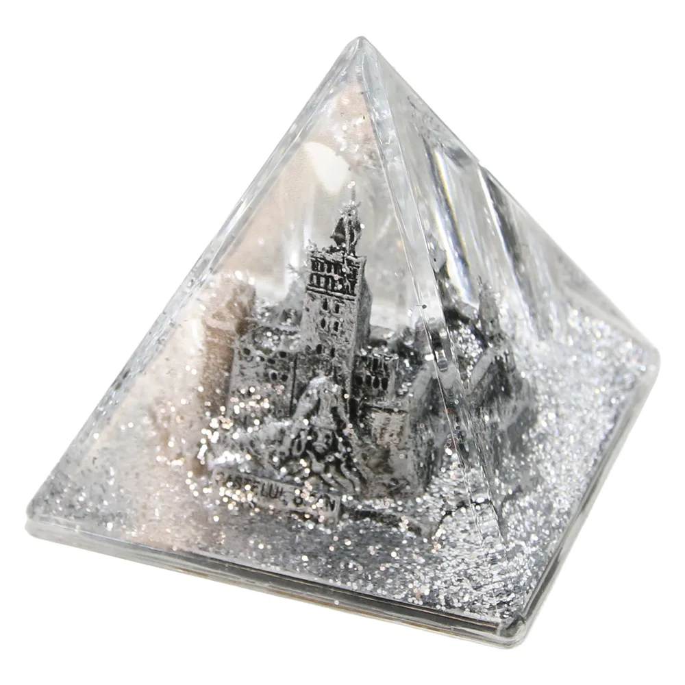 Suport de creioane Piramida Castelul Bran 8x7 CM Suport de creioane Piramida Castelul Bran 8x7 CM