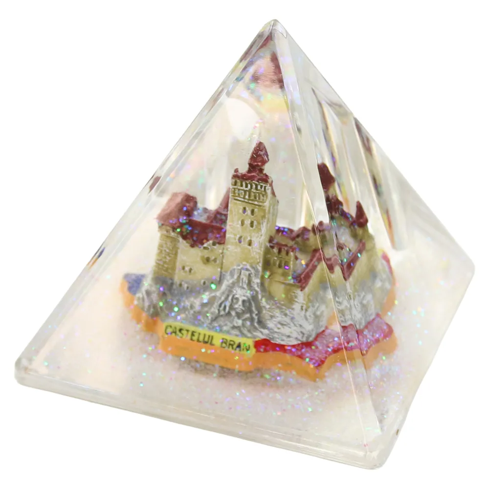 Suport pentru creioane piramida "Castelul Bran" 7.5 x 7.5 cm cu sclipici Suport pentru creioane piramida "Castelul Bran" 7.5 x 7.5 cm cu sclipici