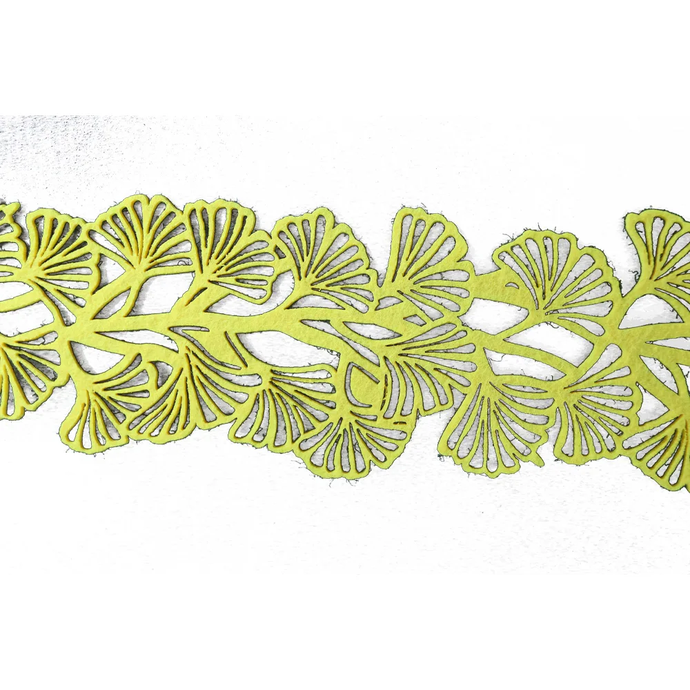 Ghirlanda decorativa din pasla cu frunze de Ginkgo Ghirlanda decorativa din pasla cu frunze de Ginkgo