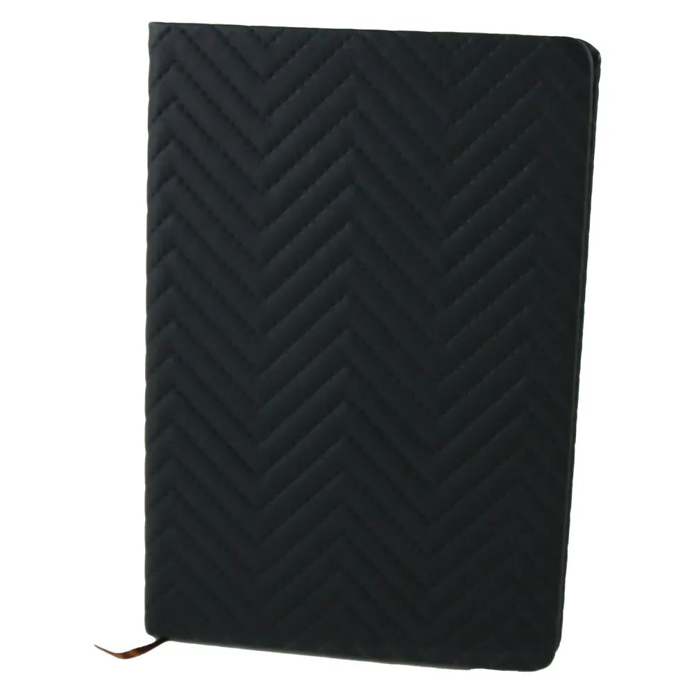Agenda nedatata cu pagini liniate si coperta din piele sintetica 14.5 x 21 cm