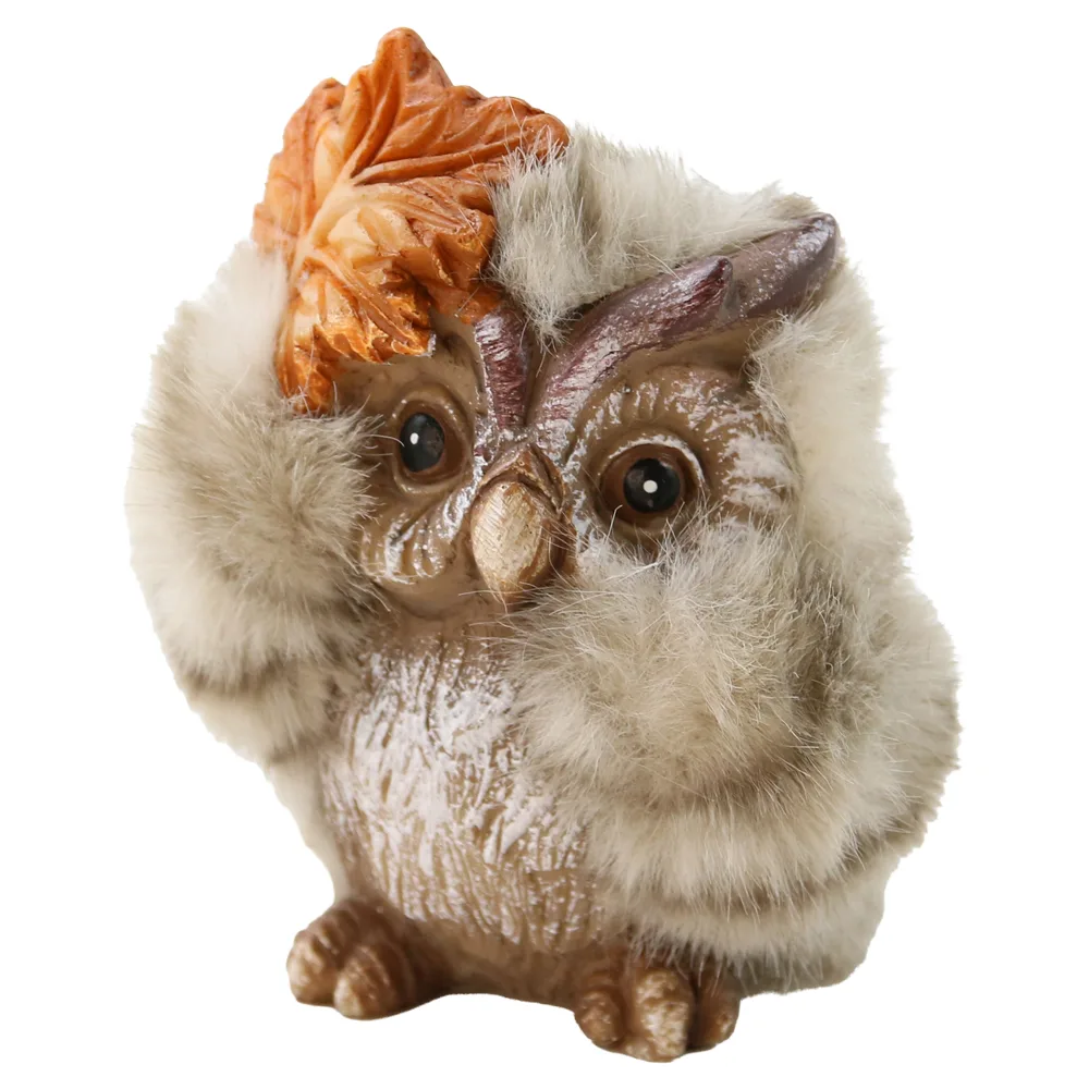 Figurina decorativa Bufnita din rasina cu frunza de toamna 7 x 8 cm