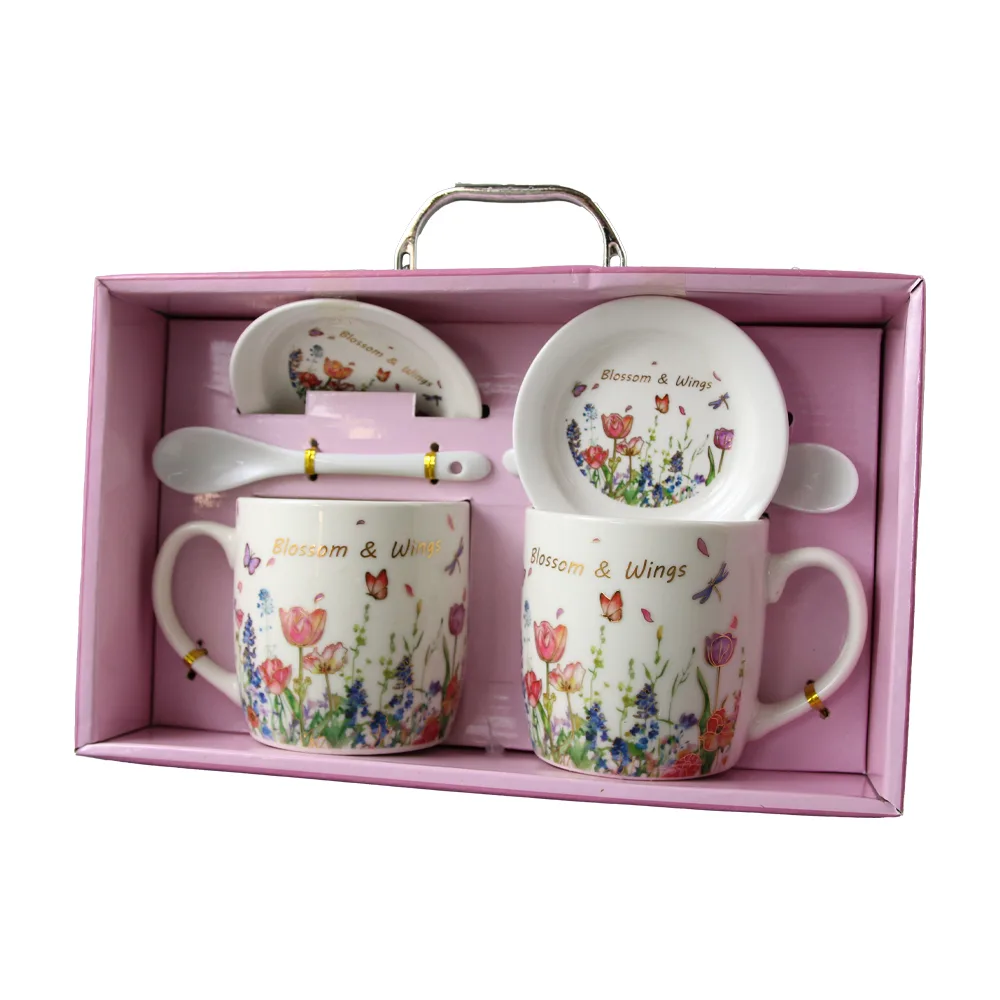 Set 2 cani din ceramica cu farfurii si lingurite "Blossom & Wings" 330 ml Set 2 cani din ceramica cu farfurii si lingurite "Blossom & Wings" 330 ml