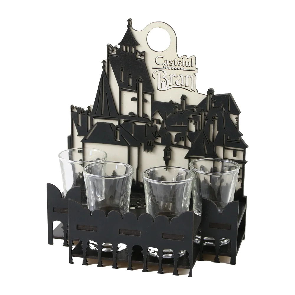 Suport din lemn Castelul Bran cu 4 pahare de shot 17 x 20 cm Suport din lemn Castelul Bran cu 4 pahare de shot 17 x 20 cm