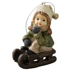 Figurina de Craciun Copilas din rasina cu saniuta/schi 8 cm