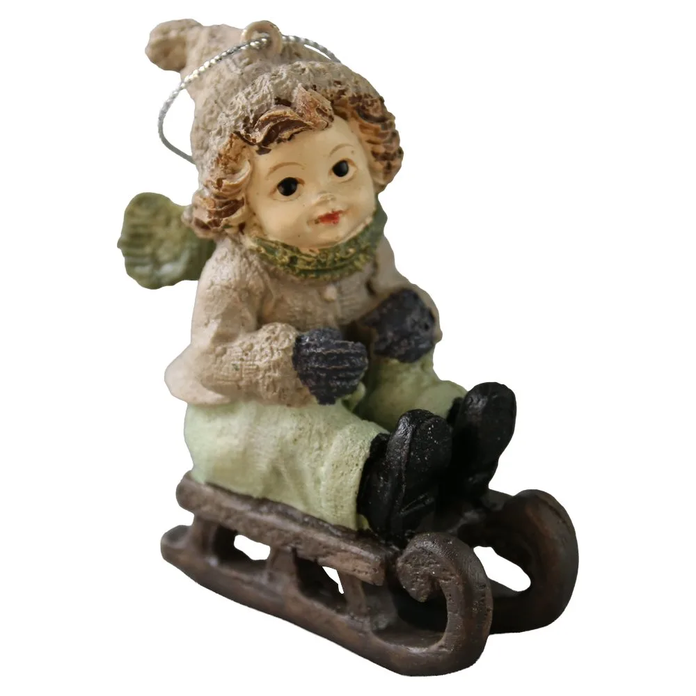 Figurina de Craciun Copilas din rasina cu saniuta/schi 8 cm