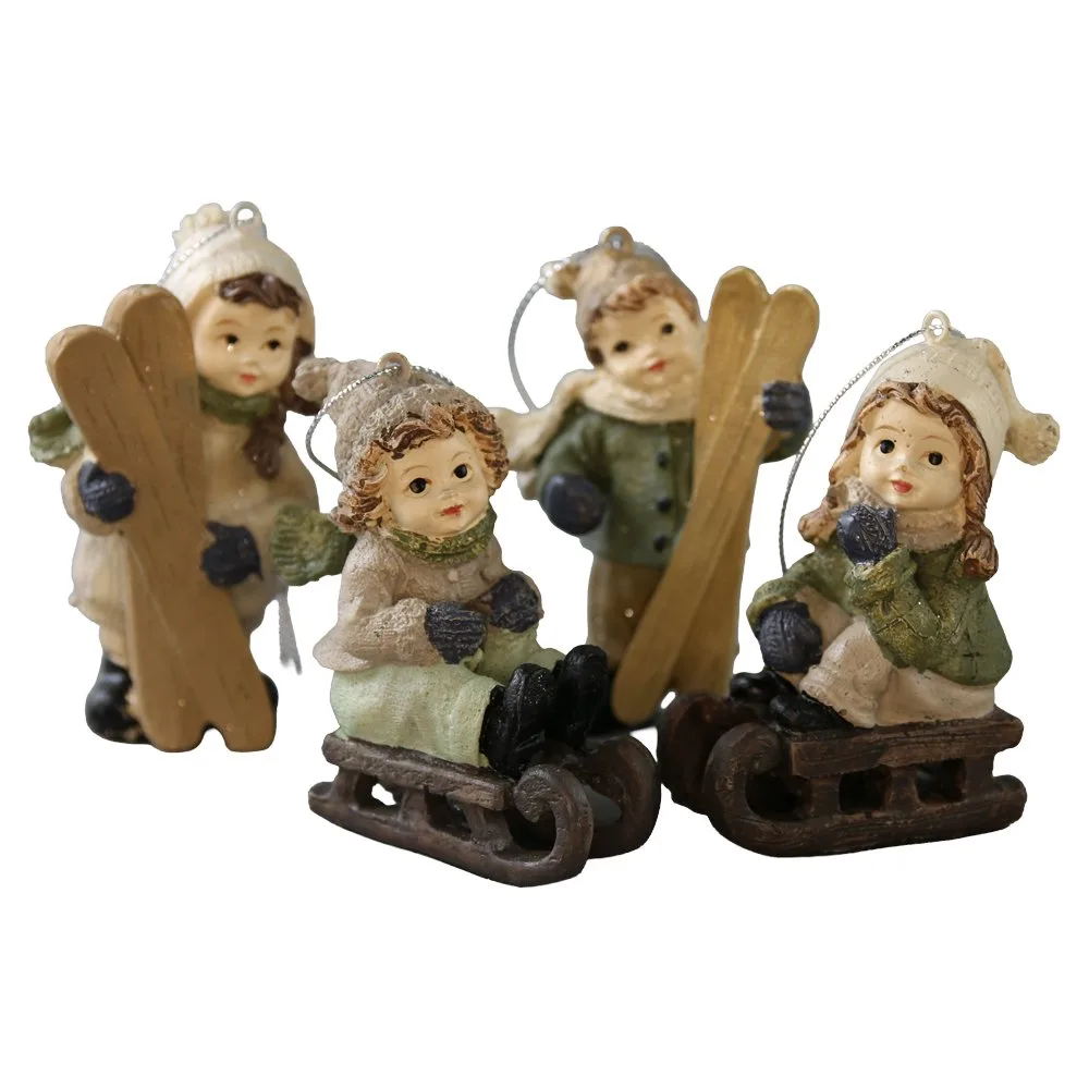 Figurina de Craciun Copilas din rasina cu saniuta/schi 8 cm