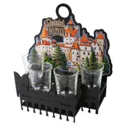 Suport din lemn "Castelul Bran" cu 4 pahare de shot 17x18 cm