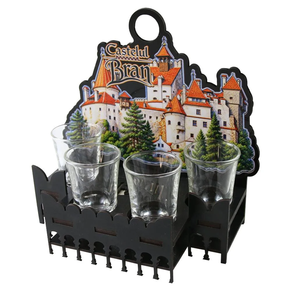 Suport din lemn "Castelul Bran" cu 4 pahare de shot 17x18 cm Suport din lemn "Castelul Bran" cu 4 pahare de shot 17x18 cm